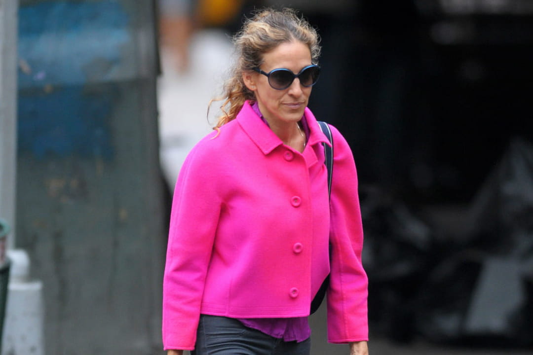 Sarah Jessica Parker en veste courte fuchsia et jean skinny gris