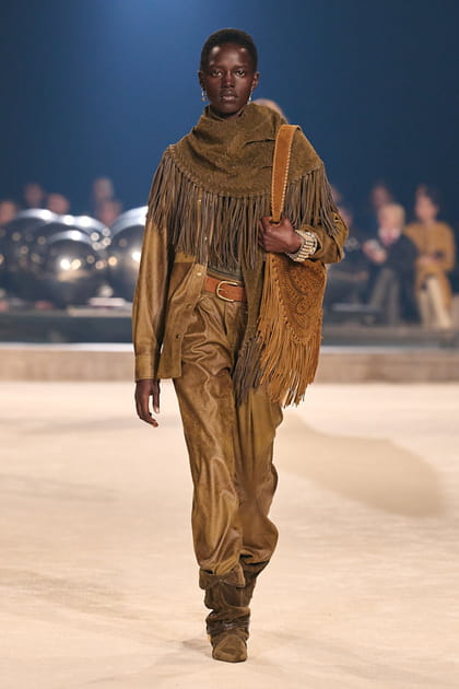 Chemise kaki, châle à franges et pantalon droit aperçus sur le défilé Isabel Marant