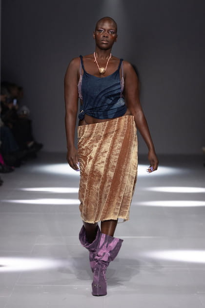 Jupe imprim&eacute;e et top en jean&nbsp;aper&ccedil;us sur le d&eacute;fil&eacute; Masha Popova