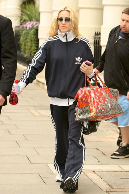 Madonna en survêtement Adidas noir et blanc