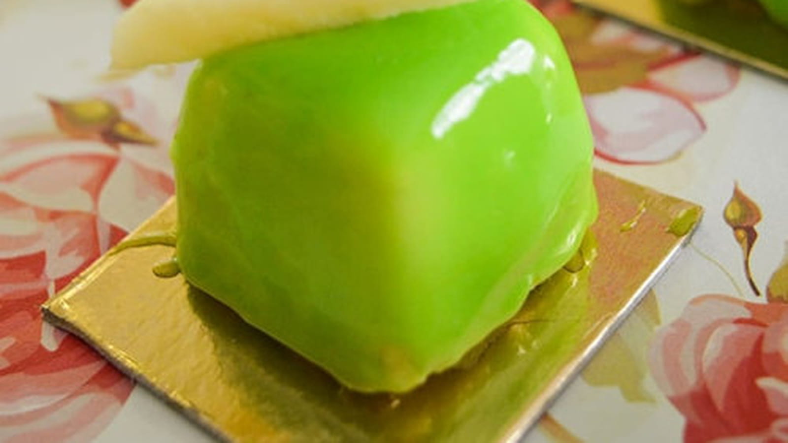 Mignardise bretonne : pommes, palet breton et caramel au beurre salé