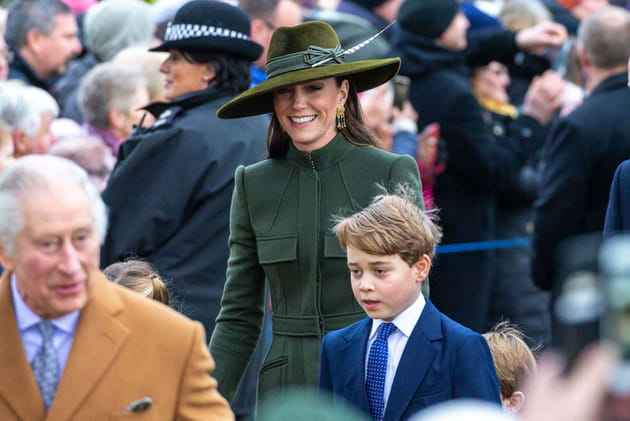 Charles III, Kate Middleton et Prince George saluent la foule à Sandringham