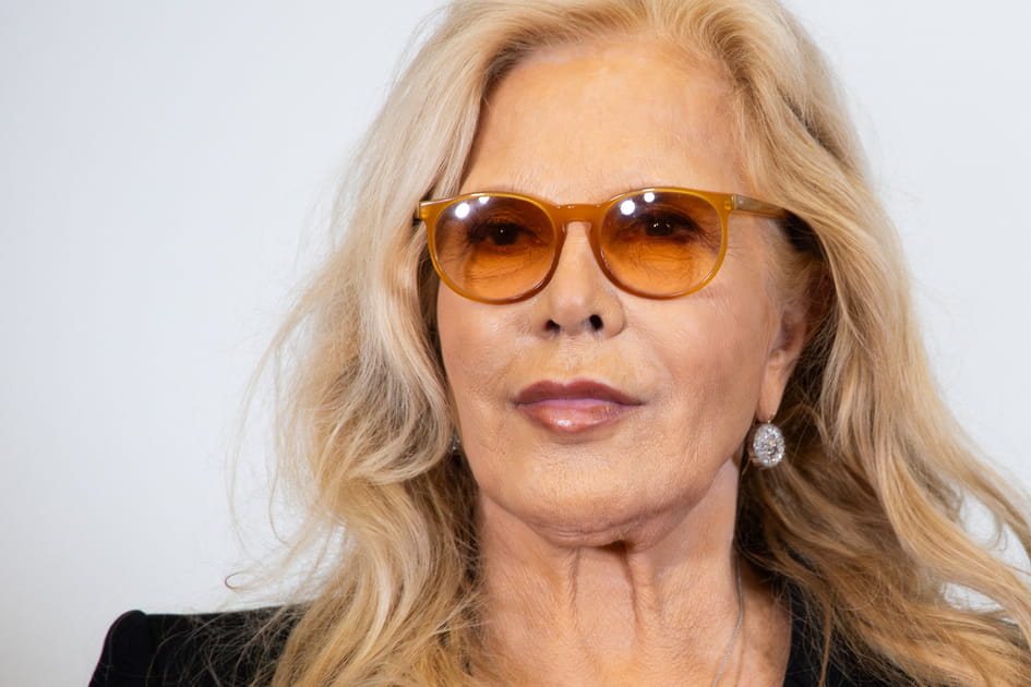 Sylvie Vartan, lumineuse avec son teint bronz&eacute;