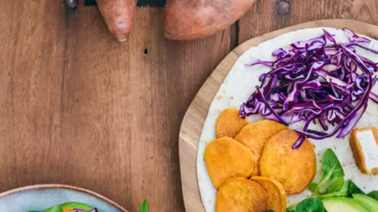 Wrap hack à l’avocat, chèvres chauds, patate douce et mâche