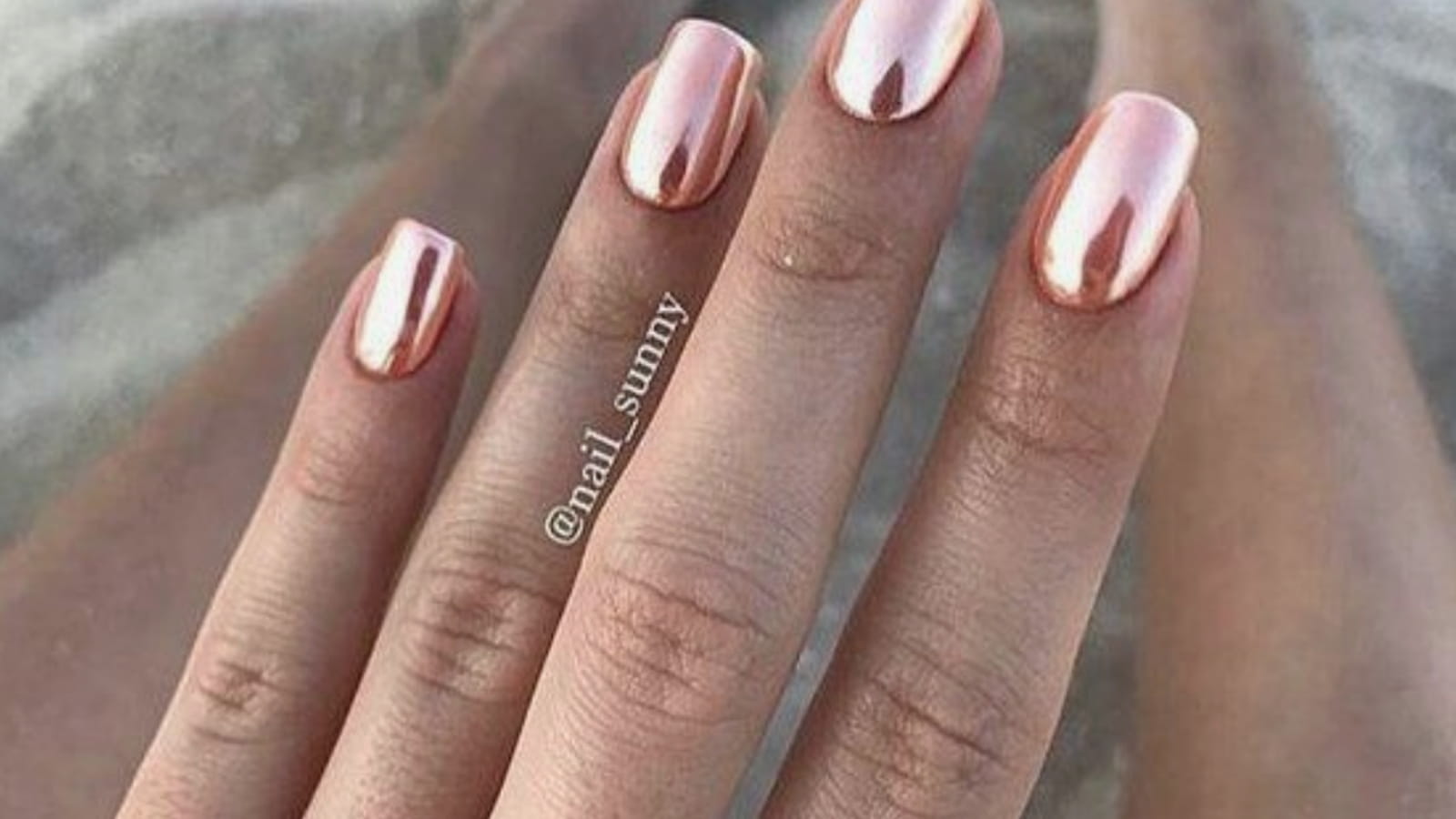 Des ongles roses effet chrome