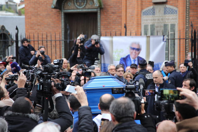 Le cercueil bleu de Michou est transport&eacute; &agrave; l'int&eacute;rieur de l'&eacute;glise Saint-Jean