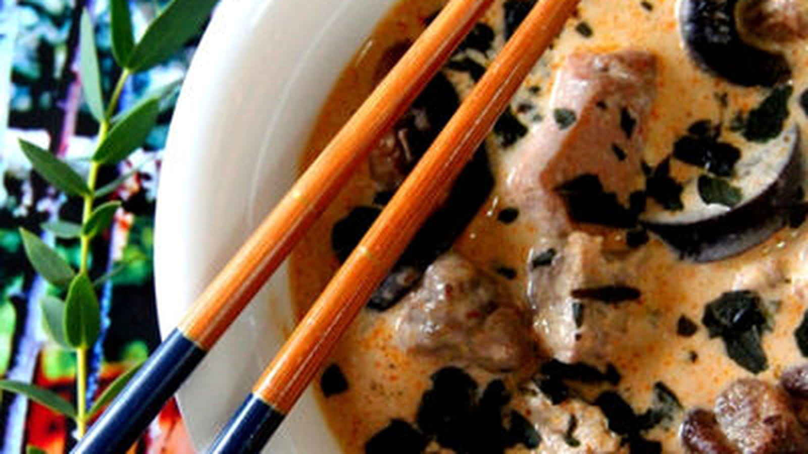 Curry rouge Thaï de porc aux aubergines et champignons parfumés