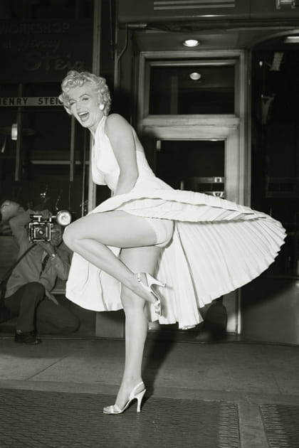 Marilyn Monroe en robe midi blanche évasée