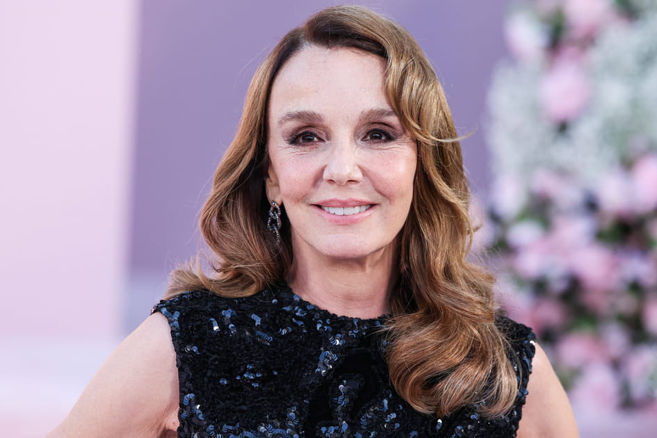 Philippine Leroy-Beaulieu, gracieuse avec ses boucles glamour