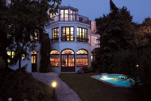 Une piscine octogonale au style r&eacute;tro