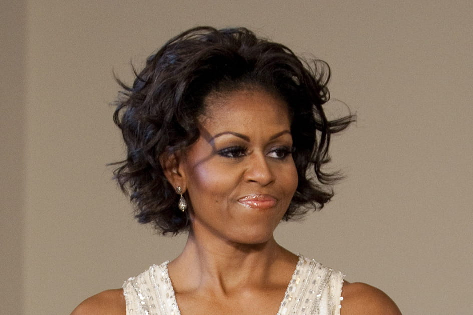 Les cheveux courts ondul&eacute;s de Michelle Obama