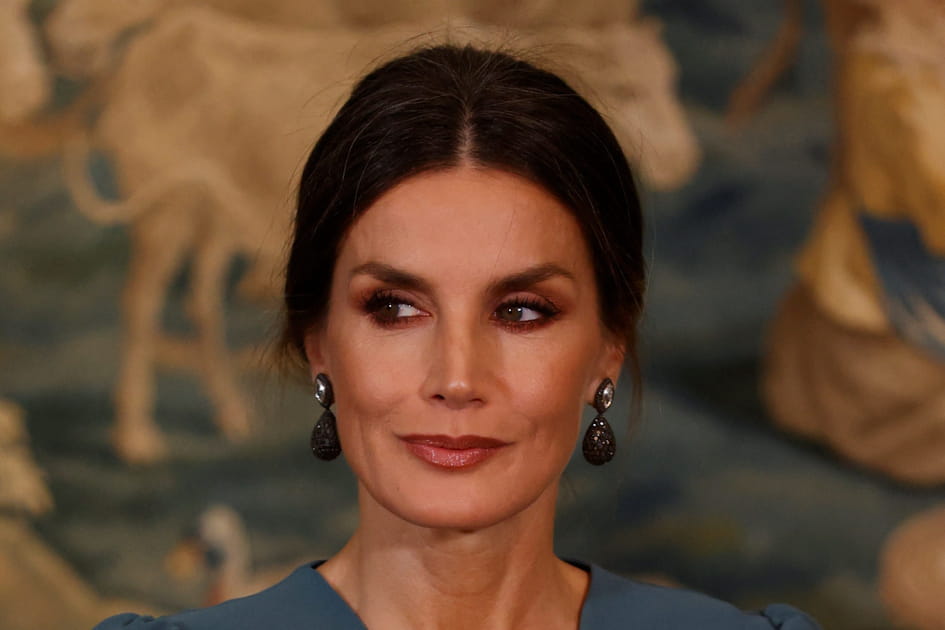 Le chignon bas et la raie au milieu de Letizia d'Espagne