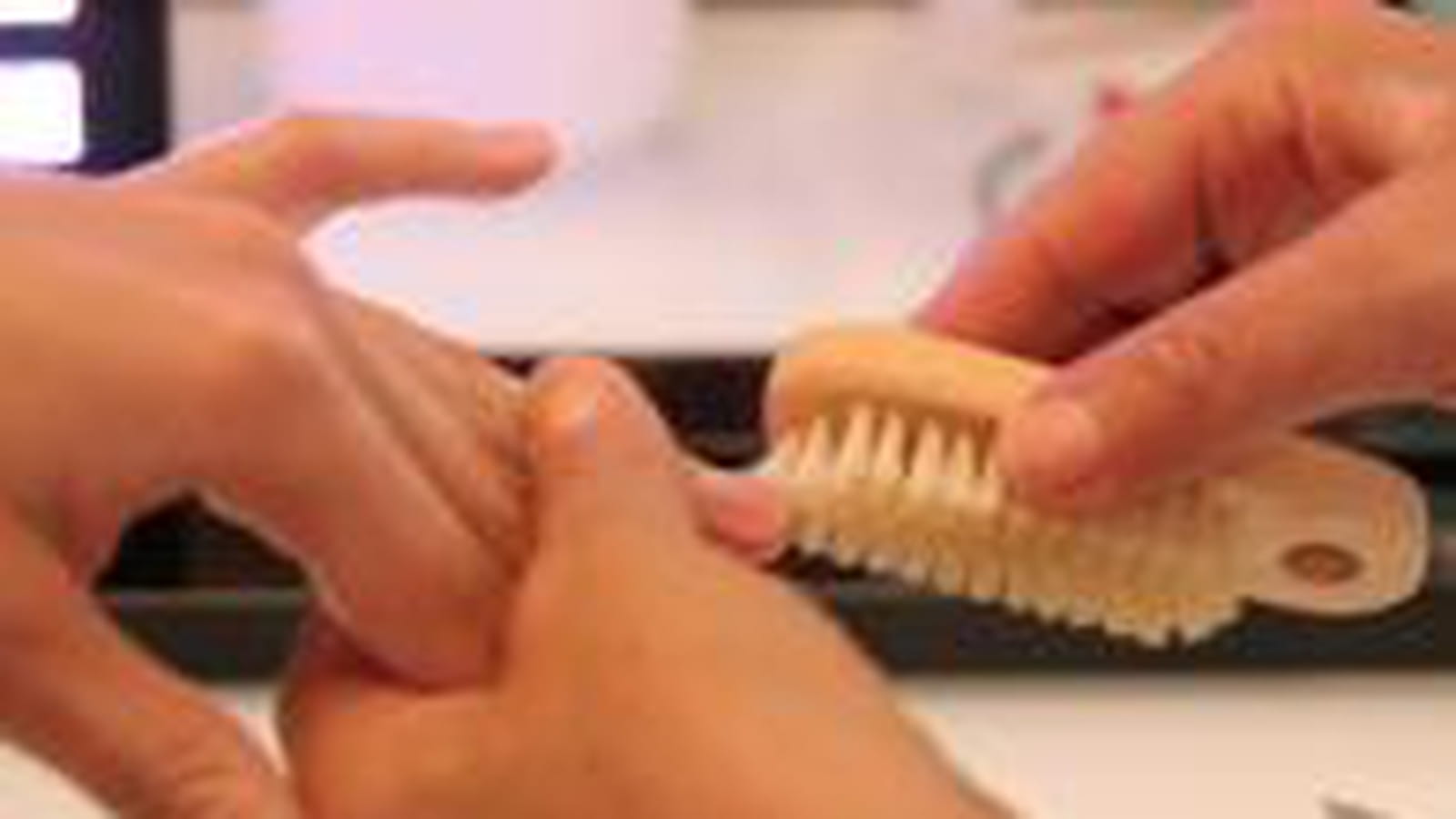 Brosser les ongles