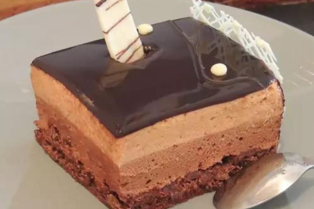 Entremets chocolat praliné, croustillant feuilletine