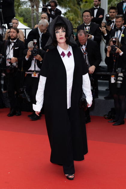 Isabelle Adjani en costume noir