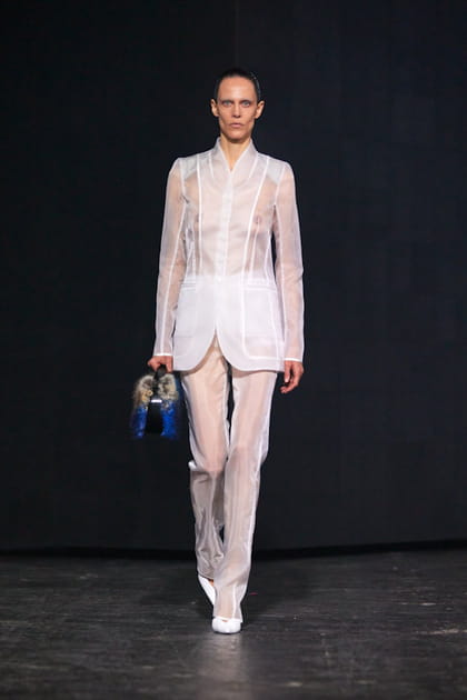 Veste de costume blanche et pantalon transparent aperçus sur le défilé Coperni