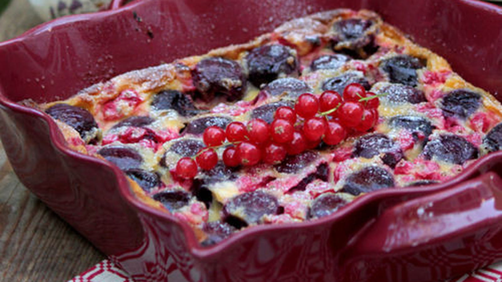Clafoutis gourmand aux cerises et groseilles