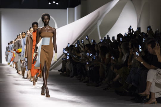 Oubliez le beige et le moka&nbsp;: cette couleur s'impose dans toutes les vitrines de la rentr&eacute;e