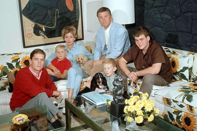Kirk et Anne Douglas entourés de Michael, Eric, Peter et Joel, en 1965