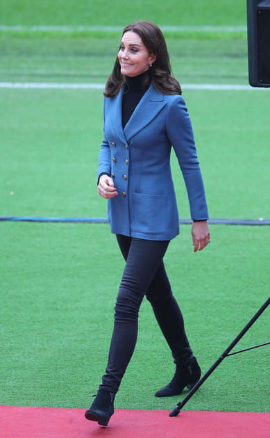 Kate Middleton en blazer bleu ferm&eacute; et jean slim noir