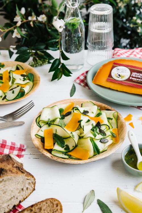 Salade de courgettes marinées, mimolette, graines de courge et menthe