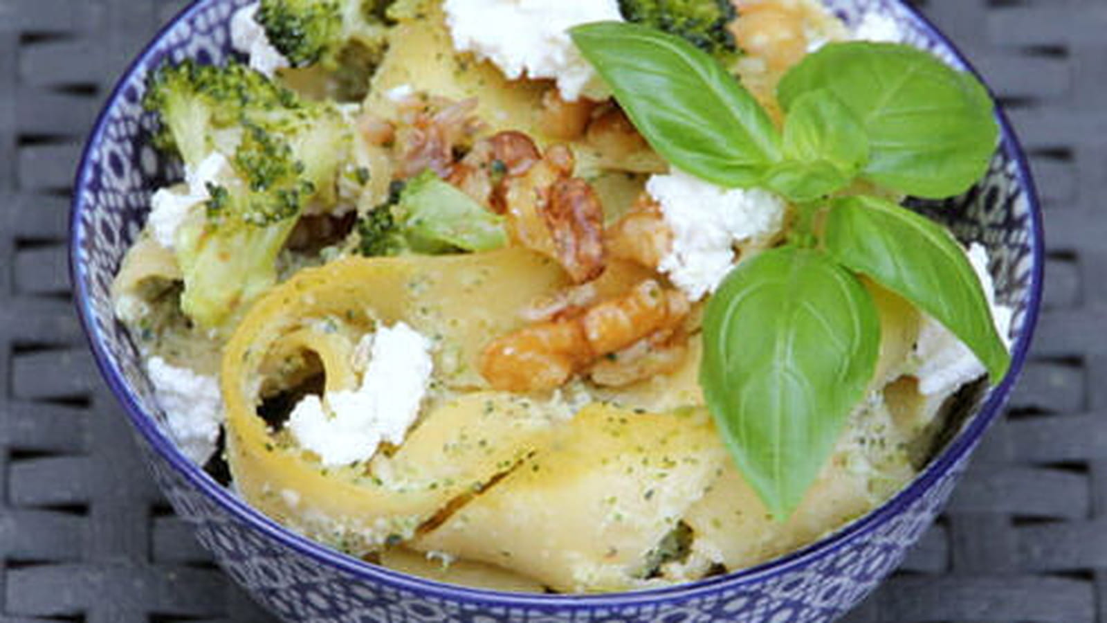 Pâtes pappardelles à la sauce verte et aux noix