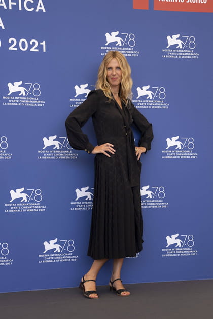 Sandrine Kiberlain en robe midi et sandales