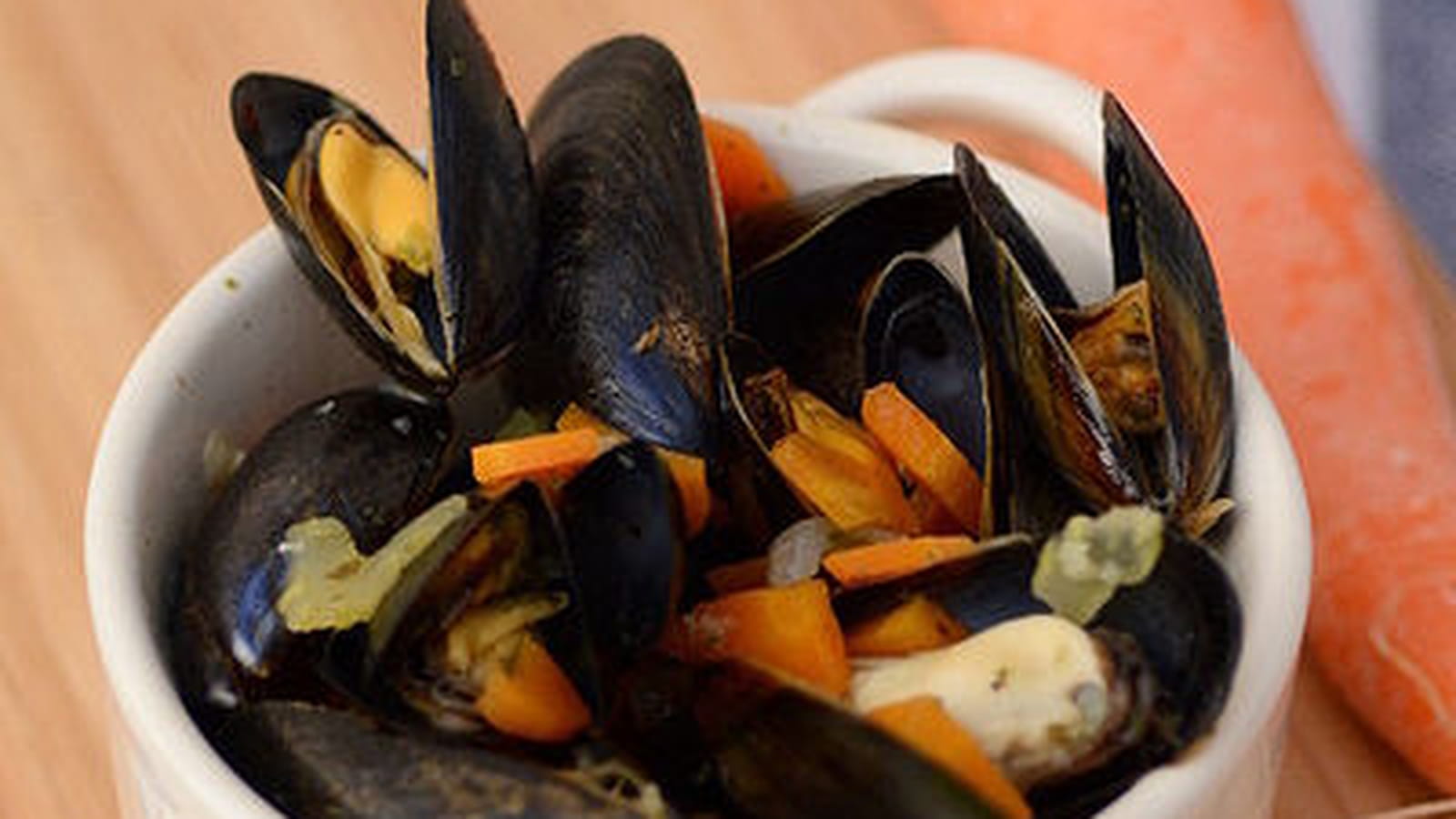 Moules Marinières, sauce curry et crème persillée