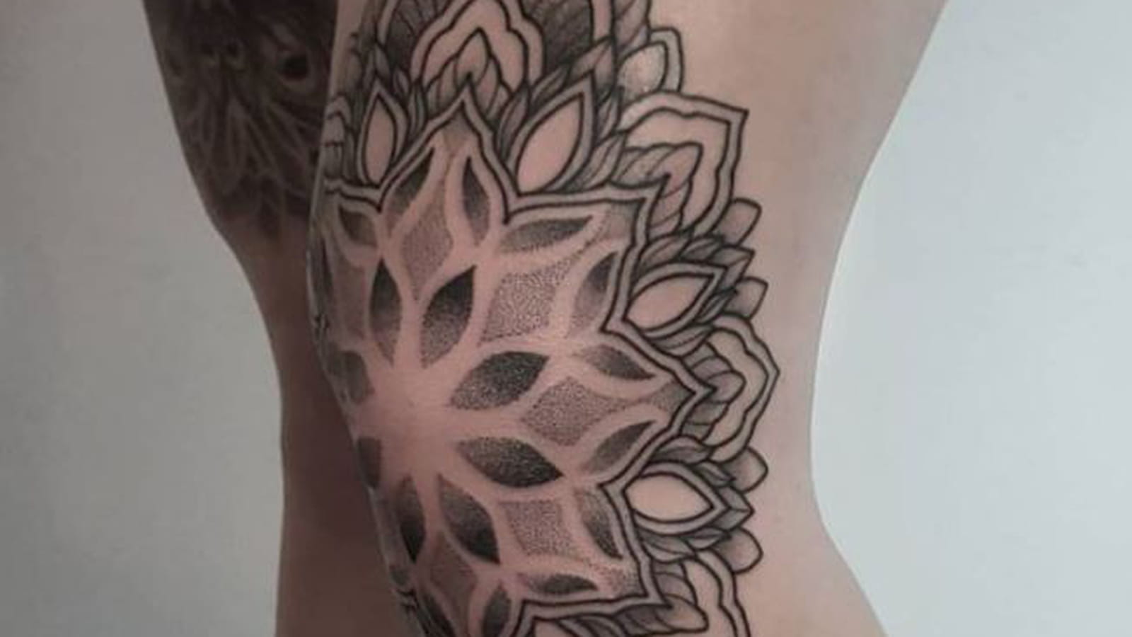 Tatouage mandala sur le genou