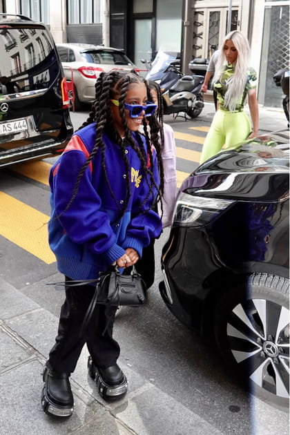 North West en veste teddy bleue