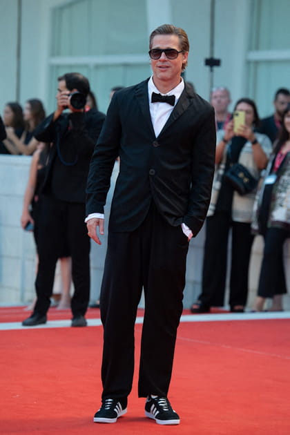 Brad Pitt en costume noir et baskets