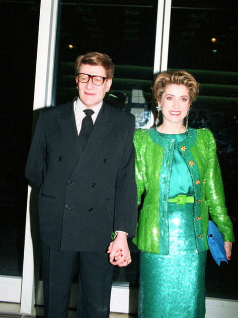 Catherine Deneuve en total look vert
