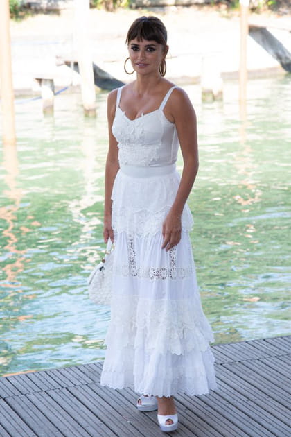 Penélope Cruz en robe blanche à broderies anglaises Dolce & Gabbana