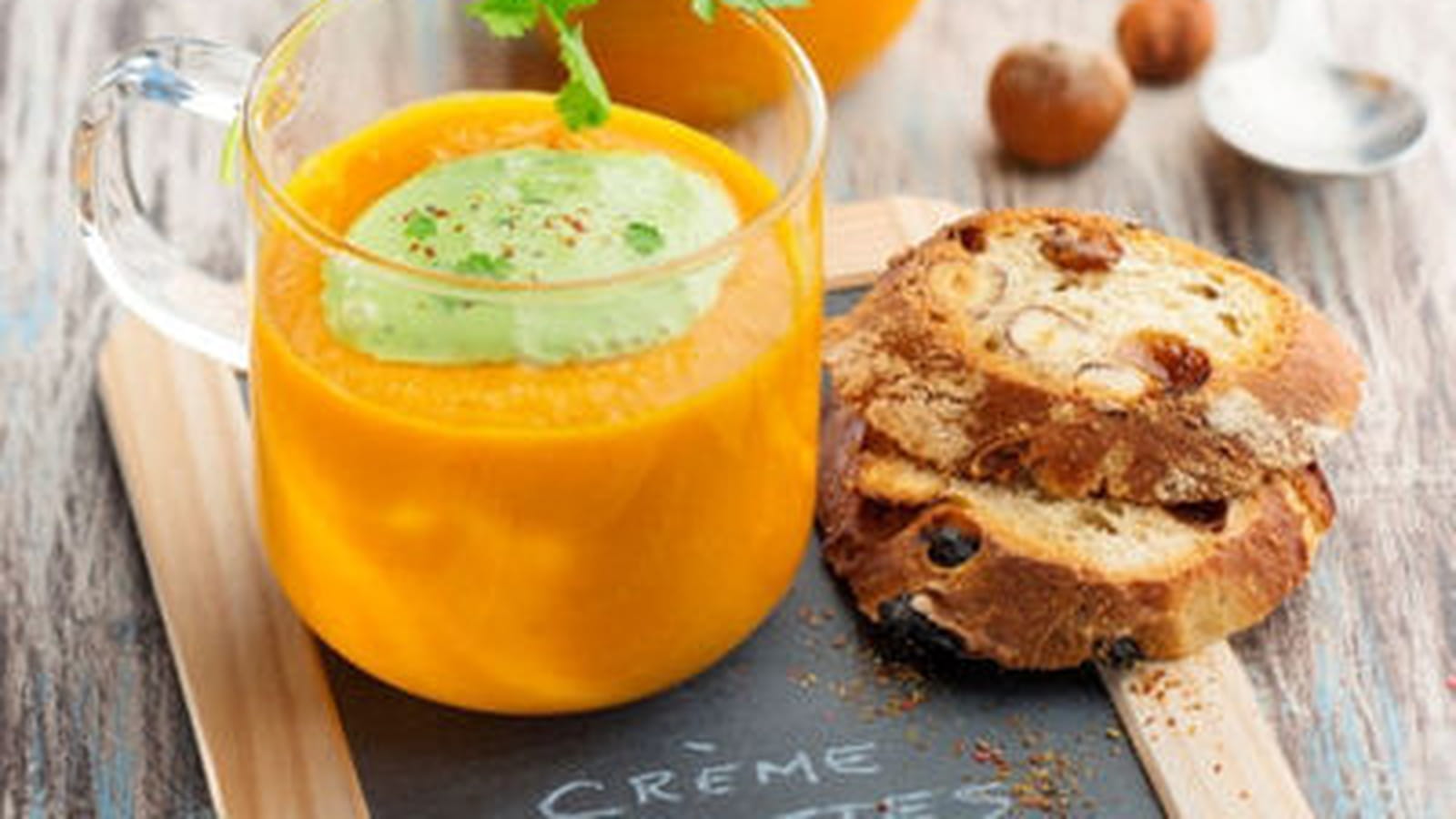 Velouté de carottes, crème de coriandre