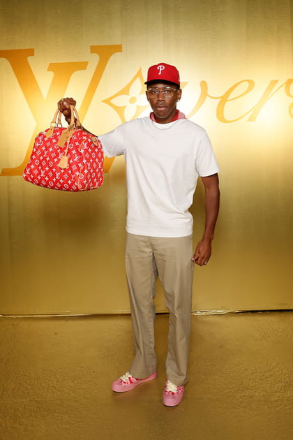 Tyler, The Creator en T-shirt blanc et baskets roses