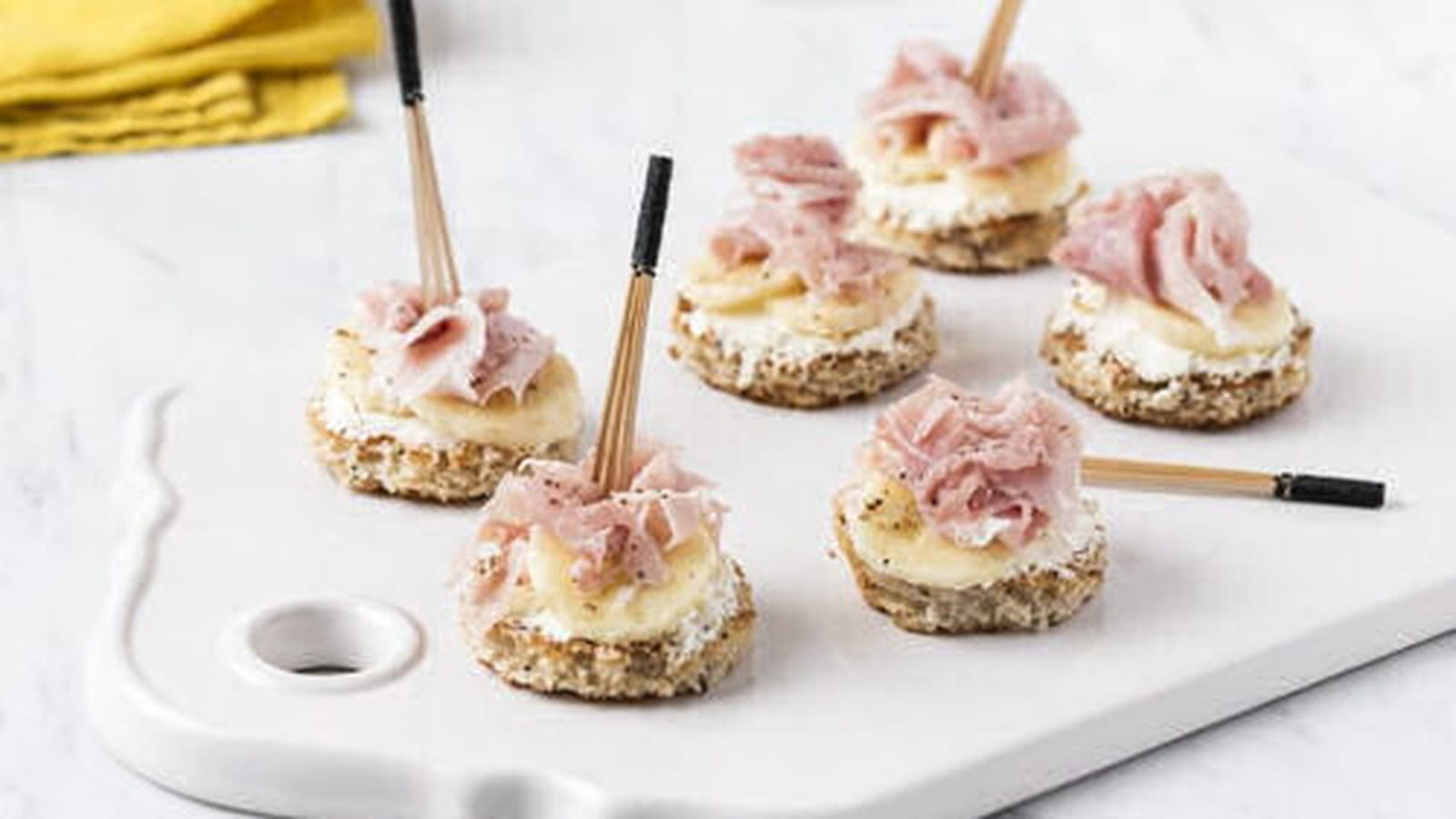 Mini-toast banane, jambon blanc et fromage frais