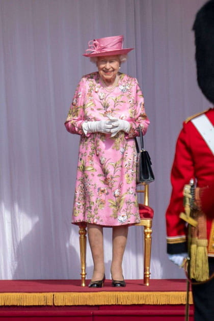 La reine Elizabeth II en robe rose fleurie