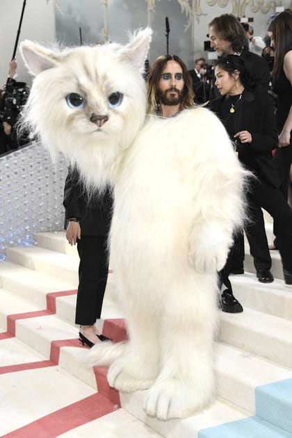 Jared Leto en costume de Choupette et ensemble noir Karl Lagerfeld