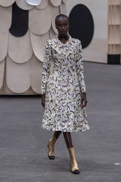 Silhouette Chanel en manteau à broderies