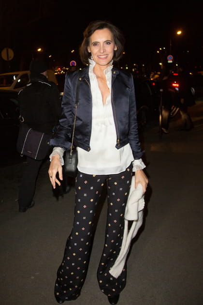 Inès de la Fressange en pantalon imprimé et chemise blanche