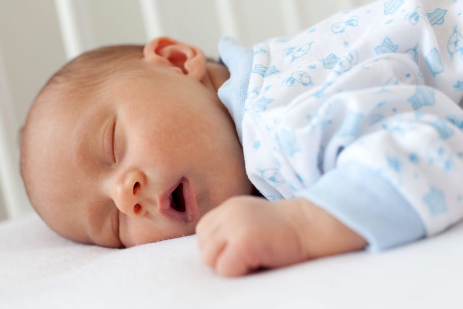Mon bébé ronfle : est-ce normal ?