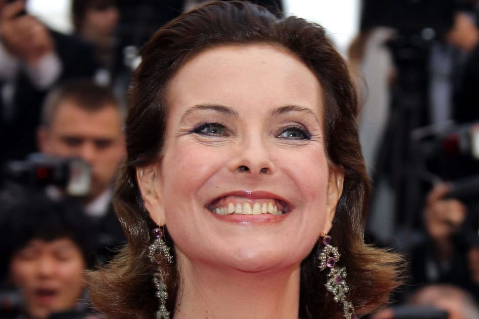 Carole Bouquet, splendide avec son wet look