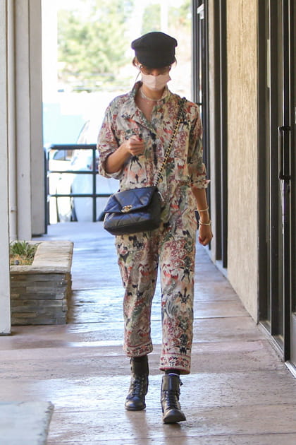 FLOP : Alessandra Ambrosio en combinaison fleurie et béret