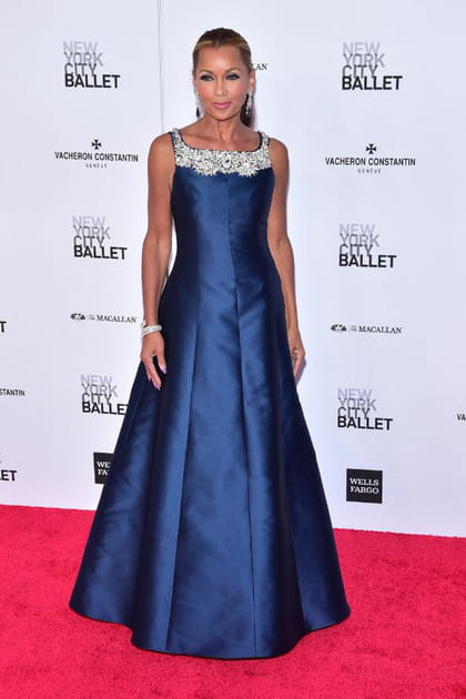 Apr&egrave;s&nbsp;: Vanessa Williams à 61&nbsp;ans en robe bleu roi à col bijoux