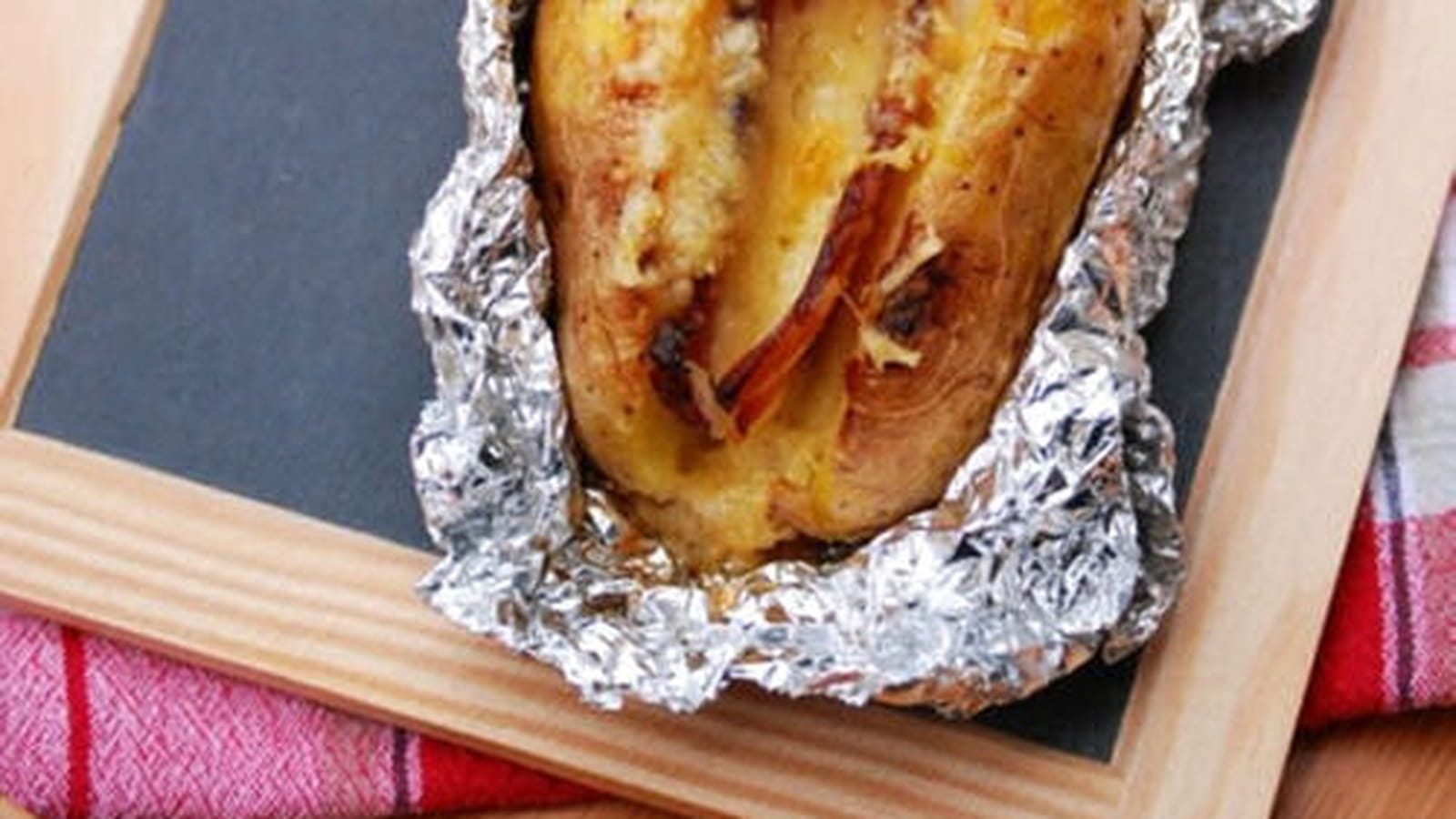 Pomme de terre au four en robe des champs, poitrine fumée et fromage