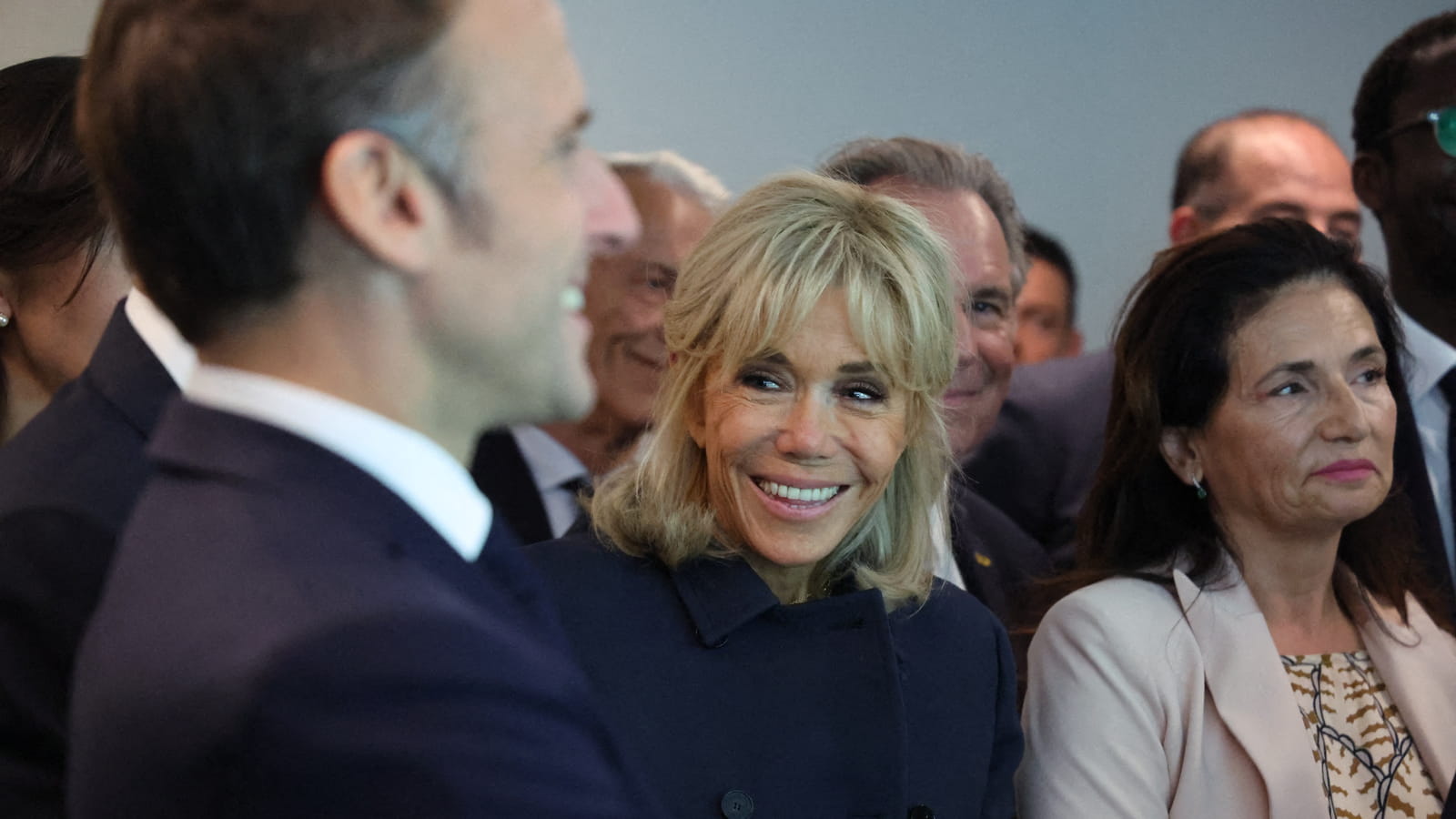 Cheveux attachés