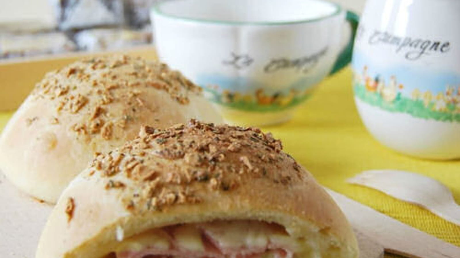 Pain au jambon fumé et fromage
