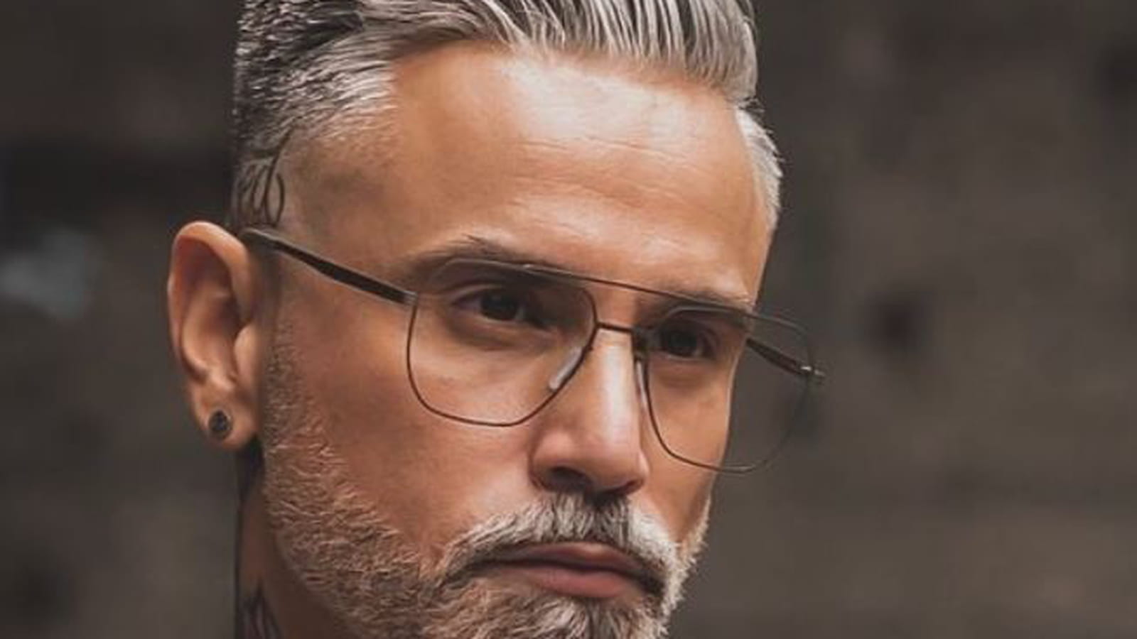 Les cheveux gris gominés