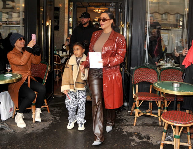 Kim Kardashian et sa fille North au Caf&eacute; de Flore