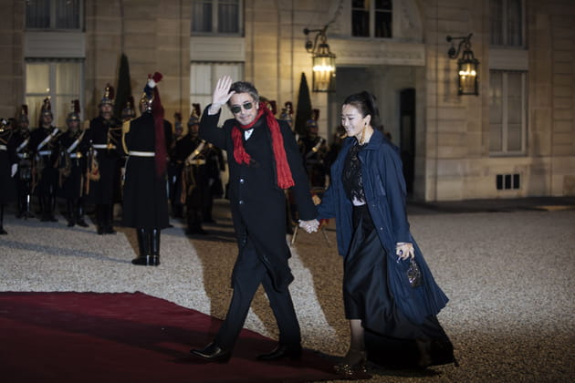 Le chanteur Jean-Michel Jarre et sa compagne l'actrice Gong Li arrivent &agrave; l'Elys&eacute;e